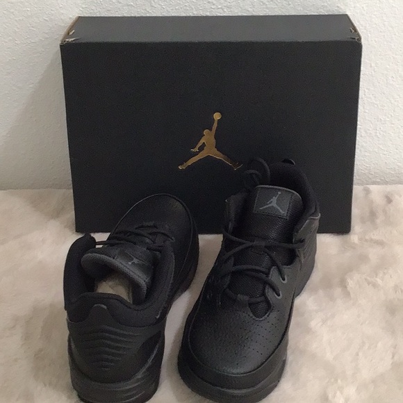 🆕 JORDAN Boys Max Aura 5 GS Classic Sneakers Black/Anthracite/Black - Picture 1 of 15